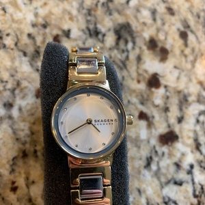 Womens Skagen Two Tone watch. 7 in. Silver face.